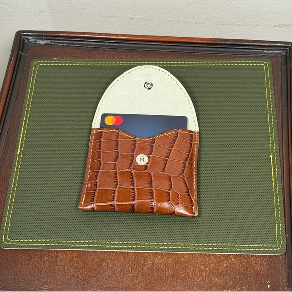 Elegant Brown Leather Crocodile-Embossed Wallet - Picture 3 of 7